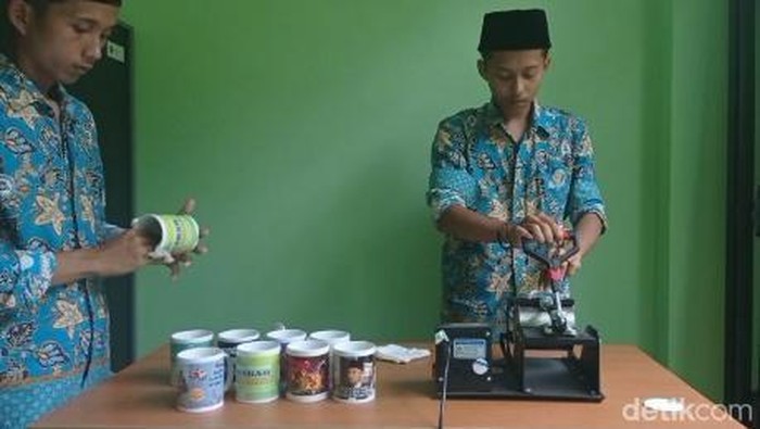 Aktivitas Santri Ponpes As-Sabaq membuat souvenir mug