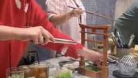 Bersama orang-orang terdekatnya, Amanda Manopo lebih senang makan bersama. Restoran shabu yang nyaman dipilih untuk menghabiskan waktu sambil makan enak. Foto: Instagram/amandamanopo.official
