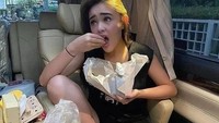 Gaya kocak Amanda Manopo tak sungkan diperlihatkan. Ia yang terkenal cuek asyik melahap nasi bungkus sambil mengangkat kaki di dalam mobil. Foto: Instagram/amandamanopo.official