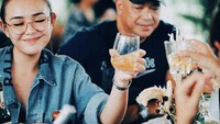 Bersulang saat bersantai bersama ayah menjadi cara Amanda Manopo menikmati waktu istirahatnya. Segelas minuman yang segar membubuhkan senyum pada wajahnya. Foto: Instagram/amandamanopo.official