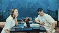 Bersama ayahnya, anak perempuan ini juga menjadi sosok yang hangat dan romantis. Amanda Manopo pernah memboyong ayahnya makan bersama di restoran bawah air. Foto: Instagram/amandamanopo.official