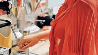 Amanda Manopo senang mempelajari hal-hal baru. Salah satunya ketika ia mencoba meracik kopi layaknya seorang barista di kafe. Foto: Instagram/amandamanopo.official
