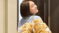 Dahulu Amanda Manopo dikenal sebagai artis yang hobi ngemil. Bahkan persediaan kerupuk di lokasi shootingnya disebut mirip orang jualan! Foto: Instagram/amandamanopo.official