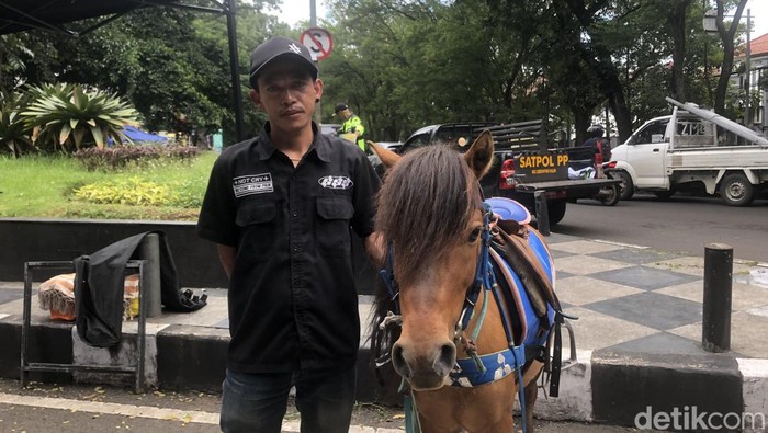 Amas, salah seorang tukang sewa kuda di Kota Bandung.
