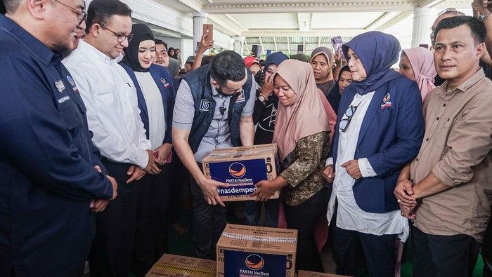 Anies Baswedan secara simbolis menyerahkan bantuan di Sumbar, tepatnya di Kampung Galapuang, Kecamatan Ulakan Tapakis, Kabupaten Padang Pariaman. (Dok Tim Anies Baswedan)