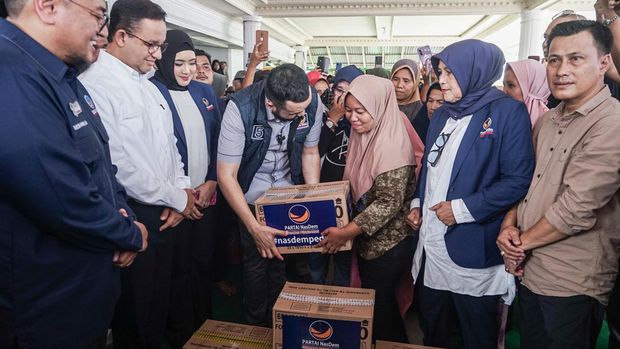 Anies Baswedan secara simbolis menyerahkan bantuan di Sumbar, tepatnya di Kampung Galapuang, Kecamatan Ulakan Tapakis, Kabupaten Padang Pariaman. (Dok Tim Anies Baswedan)