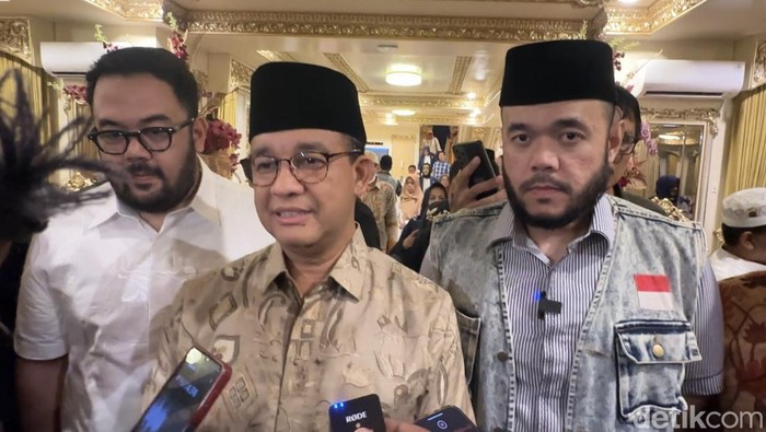 Anies Baswedan usai menghadiri acara berbuka puasa bersama dengan sejumlah tokoh masyarakat Sumatera Barat dan relawan di Rumah Gadang Baiturrahmah.(Jeka Kampai/detikSumut)