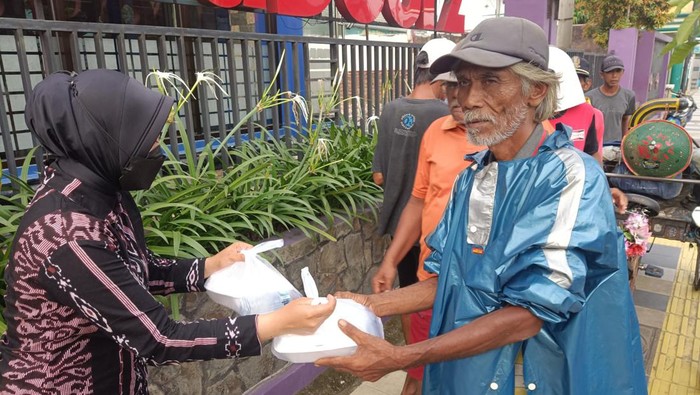 bagi-bagi takjil di bojonegoro