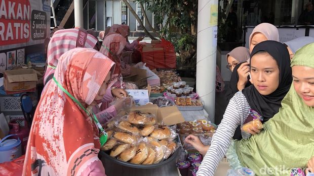 Bagi-bagi takjil hingga hadiah doorprize hijab hingga uang tunai.