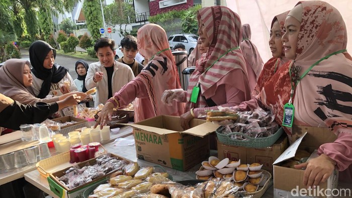 Bagi-bagi takjil hingga hadiah doorprize hijab hingga uang tunai.