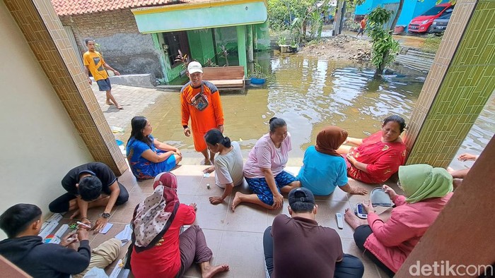 Petugas medis tangani korban banjir di pengungsian Trimulyo, Kota Semarang, Sabtu (16/3/2024).