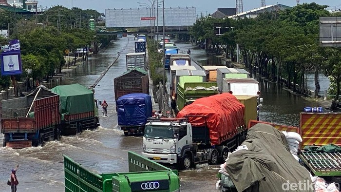 Situasi jalur Pantura Kaligawe Semarang yang masih terendam banjir, Sabtu (16/3/2024).
