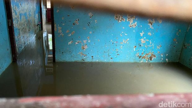 Banjir di daerah Cawang, bantaran Kali Ciliwung, Jakarta Timur, 16 Maret 2024, pukul 11.00 WIB. (Tina Susilawati/detikcom)