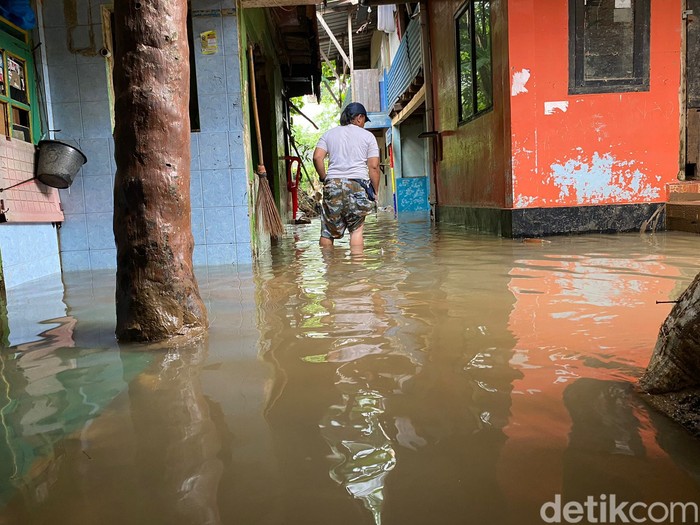 Banjir di daerah Cawang, bantaran Kali Ciliwung, Jakarta Timur, 16 Maret 2024, pukul 11.00 WIB. (Tina Susilawati/detikcom)