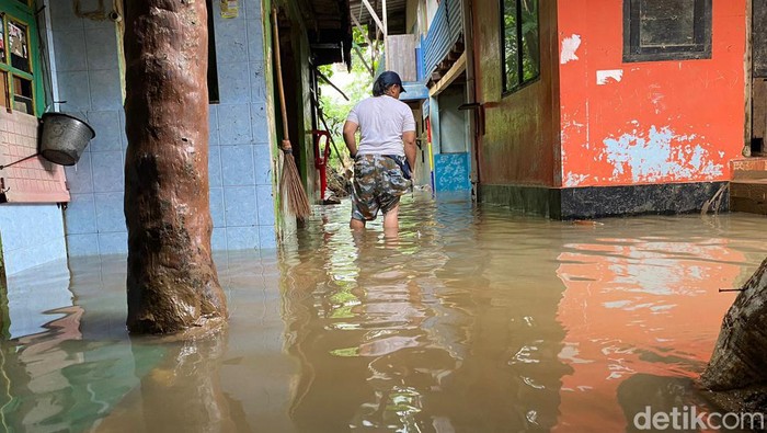 Hujan Lebat Rendam 5 Wilayah Jakarta Timur, Sebabkan Banjir