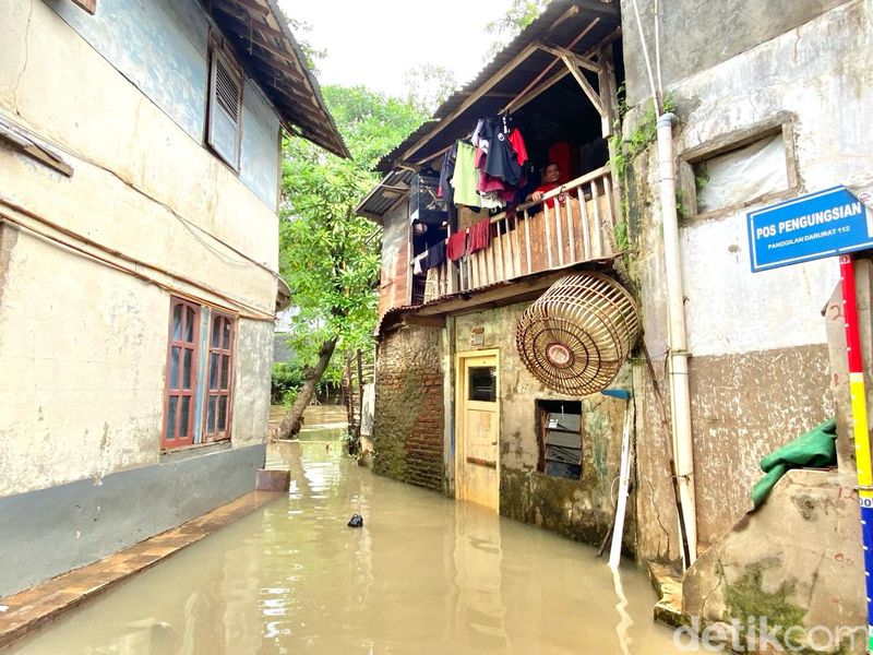 Banjir di daerah Cawang, bantaran Kali Ciliwung, Jakarta Timur, 16 Maret 2024, pukul 11.00 WIB. (Tina Susilawati/detikcom)