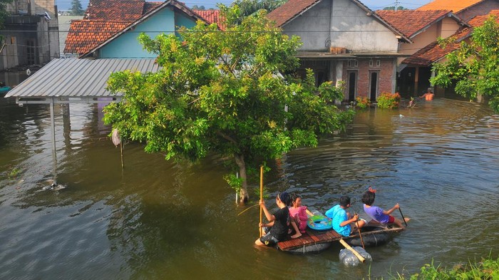 Warga melintasi jalan yang tergenang banjir dengan perahu rakit di Dukuh Tanggulangin, Jati Wetan, Kudus, Sabtu (16/3/2024). Menurut data BPBD setempat, bencana banjir sejak Kamis (14/3) akibat intensitas hujan yang tinggi serta meluapnya sungai Wulan tersebut meluas dan merendam 10.430 rumah di 29 desa dari lima kecamatan dan sebanyak 32.952 jiwa terdampak serta 911 jiwa mengungsi. ANTARA FOTO/Yusuf Nugroho/YU