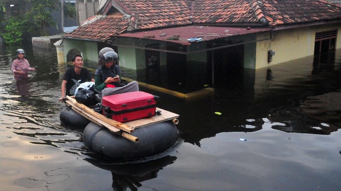 Warga melintasi jalan yang tergenang banjir dengan perahu rakit di Dukuh Tanggulangin, Jati Wetan, Kudus, Sabtu (16/3/2024). Menurut data BPBD setempat, bencana banjir sejak Kamis (14/3) akibat intensitas hujan yang tinggi serta meluapnya sungai Wulan tersebut meluas dan merendam 10.430 rumah di 29 desa dari lima kecamatan dan sebanyak 32.952 jiwa terdampak serta 911 jiwa mengungsi. ANTARA FOTO/Yusuf Nugroho/YU