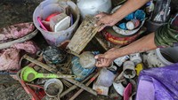 Warga mulai membersihkan rumah dari endapan lumpur sisa banjir.