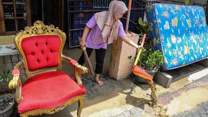 Banjir di Semarang mulai surut Warga mengumpulkan perabotan rumah tangga yang terkena endapan lumpur pasca banjir di kawasan Jalan Sawah Besar, Semarang, Jawa Tengah, Sabtu (16/3/2024). Banjir yang melanda ribuan permukiman warga selama tiga hari lalu akibat luapan Banjir Kanal Timur (BKT) dan intensitas hujan tinggi di wilayah tersebut berangsur surut dan warga mulai membersihkan rumah dari endapan lumpur sisa banjir. ANTARA FOTO/Makna Zaezar/YU