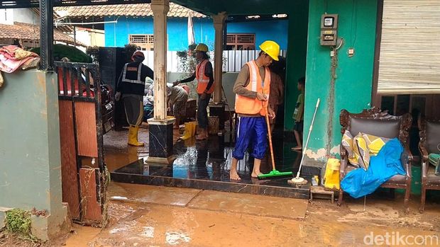 Warga mulai bersih-bersih setelah banjir bandang yang menerpa di Desa Wangandowo, Kecamatan Bojong, Pekalongan, Sabtu (16/3/2024).
