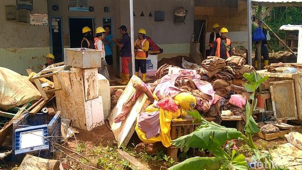 Warga mulai bersih-bersih setelah banjir bandang yang menerpa di Desa Wangandowo, Kecamatan Bojong, Pekalongan, Sabtu (16/3/2024).