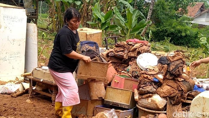 Warga mulai bersih-bersih setelah banjir bandang yang menerpa di Desa Wangandowo, Kecamatan Bojong, Pekalongan, Sabtu (16/3/2024).