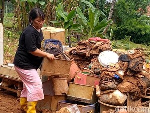 Banjir di Pekalongan Surut, Warga Kerja Bakti Bersih-bersih Rumah