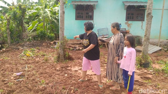 Kuswiyati bersama ibu dan anaknya saat menunjukkan pohon salam yang menyelamatkan jiwa mereka saat banjir bandang menerjang. Foto diunggah Sabtu (16/3/2024).