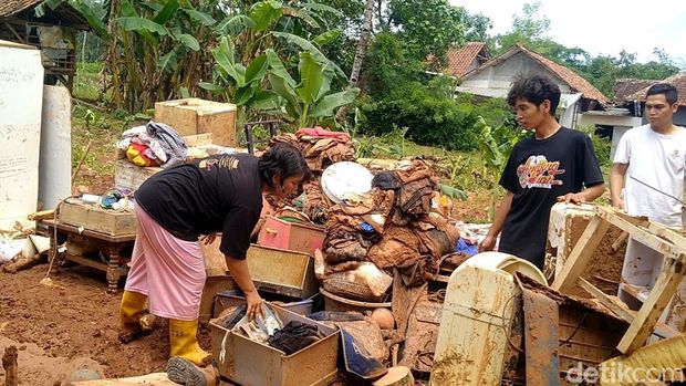 Kuswiyati bersama ibu dan anaknya saat menunjukkan pohon salam yang menyelamatkan jiwa mereka saat banjir bandang menerjang. Foto diunggah Sabtu (16/3/2024).