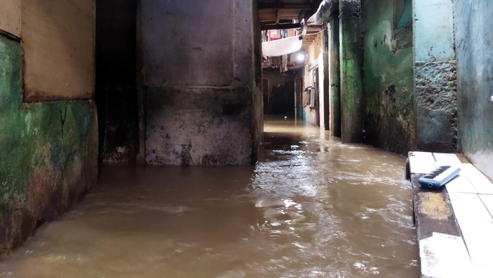 Banjir setinggu 25 hingga 50 cm melanda kawasan Kebon Pala, Kampung Melayu, Jakarta Timur (Jaktim).