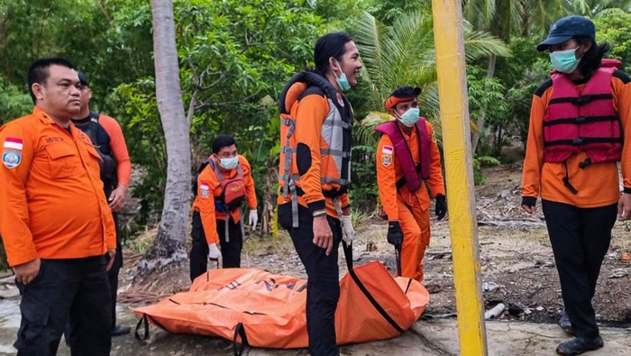 Tim SAR gabungan melakukan pencarian korban kapal Yuiee Jaya II yang terbalik di perairan Kabupaten Kepulauan Selayar, Sulawesi Selatan, Rabu (13/3/2024). Basarnas Makassar mencatat sebanyak 14 orang korban kapal penangkap ikan berpenumpang 35 orang yang terbalik pada Sabtu (09/03) dini hari akibat cuaca buruk telah ditemukan, dua orang di antaranya meninggal dunia sementara 21 orang lainnya masih dalam pencarian. ANTARA FOTO/HO-Basarnas Makassar/ap/nz