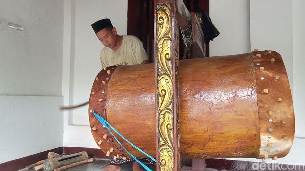 Beduk di Masjid Makam Sunan Pandanaran, Desa Paseban, Kecamatan Bayat, Klaten. Beduk ini ditabuh bertalu dan menjadi penanda sahur.