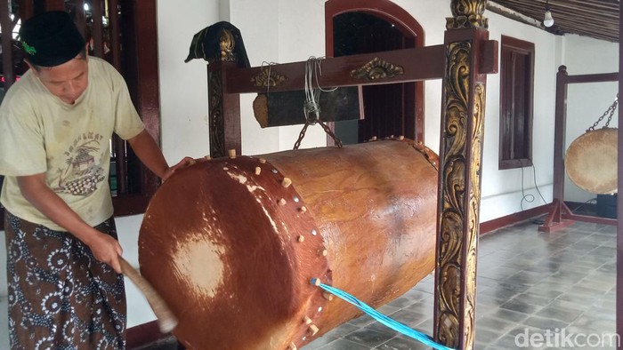 Beduk di Masjid Makam Sunan Pandanaran, Desa Paseban, Kecamatan Bayat, Klaten. Beduk ini ditabuh bertalu dan menjadi penanda sahur.