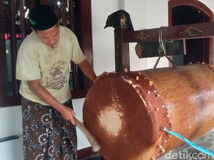 Tradisi Tikdur di Masjid Makam Sunan Pandanaran Jadi Penanda Waktu Sahur