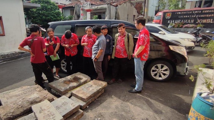 Momen pembongkaran bongpay (batu nisan) Tionghoa yang viral jadi tutup selokan di Semarang. Foto diunggah Sabtu (16/3/2024).