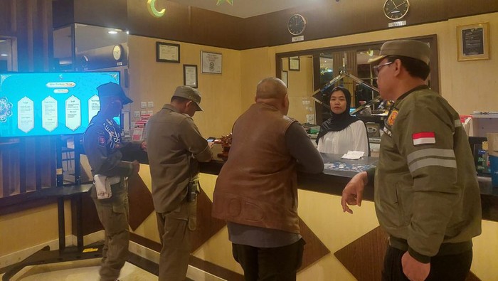 Buka saat ramadan, tempat pijat di Bogor ditutup Satpol PP