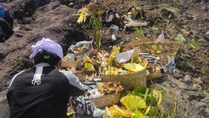 Desa Adat Besakih saat melaksanakan upacara pembersihan di Gunung Agung, Karangasem, Bali, Sabtu (16/3/2024).
