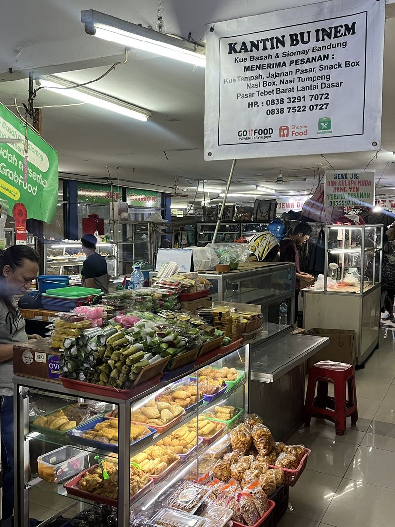 Di Pasar Tebet Barat terdapat mie ayam legendaris dan kantin jajanan Padang