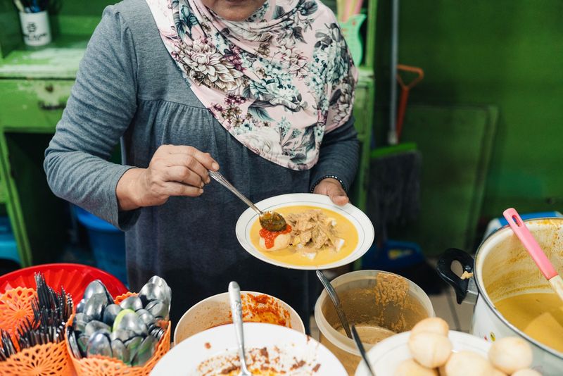 Di Pasar Tebet Barat terdapat mie ayam legendaris dan kantin jajanan Padang