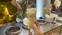 Tak ketinggalan ada pula es krim Turki yang unik menyatu dengan area usaha lokal atau UMKM terkenal, yaitu Bakso Mang Entis dan Martabak Orins. Foto: detikFood/Yenny Mustika Sari