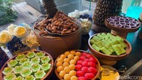 Aneka takjil juga tersedia di sini, mulai dari gorengan, jajanan pasar, hingga es campur. Kamu bisa ambil sepuasnya untuk menikmati takjil. Foto: detikFood/Yenny Mustika Sari