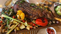 Pilihan deretan prasmanan di sini juga bervariasi, mulai dari makanan khas Indonesia hingga internasional, termasuk Asia, Barat, dan Timur Tengah. Kambing bakar dan bebek betutu bisa memuaskan selera dengan cita rasa lokalnya. Foto: detikFood/Yenny Mustika Sari
