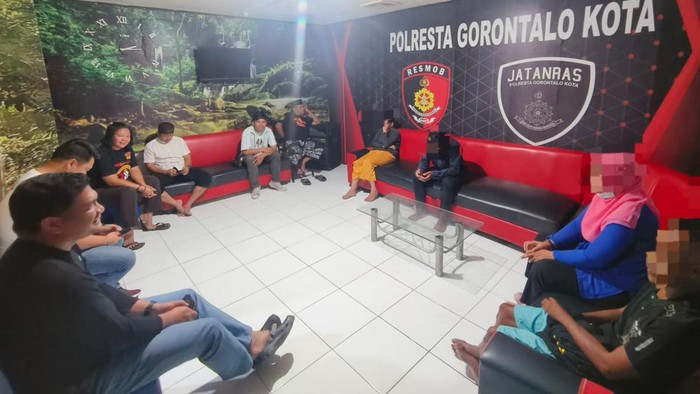 Dua emak-emak didampingi keluarganya saat berada di Mapolresta Gorontalo Kota.
