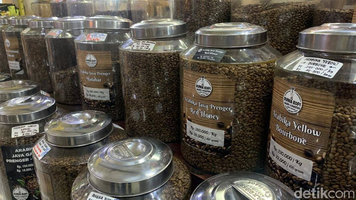 Ngopi dan Perbincangan Hangat di Dunia Kopi di Tengah Pasar Santa