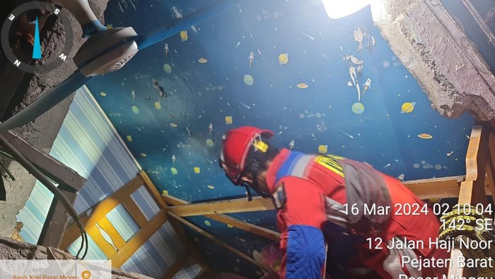 Evakuasi korban tertimpa tembok ambruk di Pasar Minggu, Jakarta Selatan.