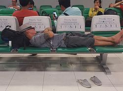 Foto Kelakuan Turis Bikin Tepok Jidat, Ada di Indonesia