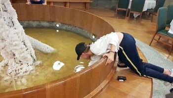 Turis Mencuri Koin di Air Mancur dimana uangnya digunakan untuk pemeliharaan tempat dan amal Foto: Boredpanda
