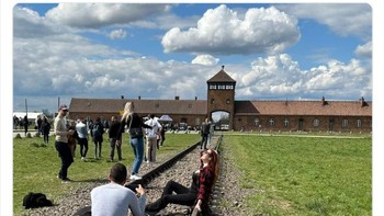 Berpose di luar Auschwitz. Foto: Boredpanda