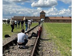 Foto Kelakuan Turis Bikin Tepok Jidat, Ada di Indonesia